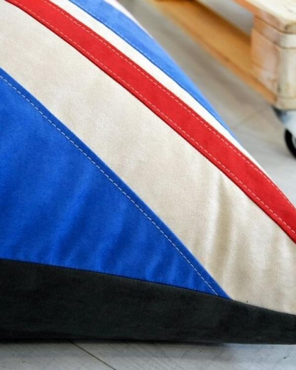 Стильное кресло пуф в цветах британского флага